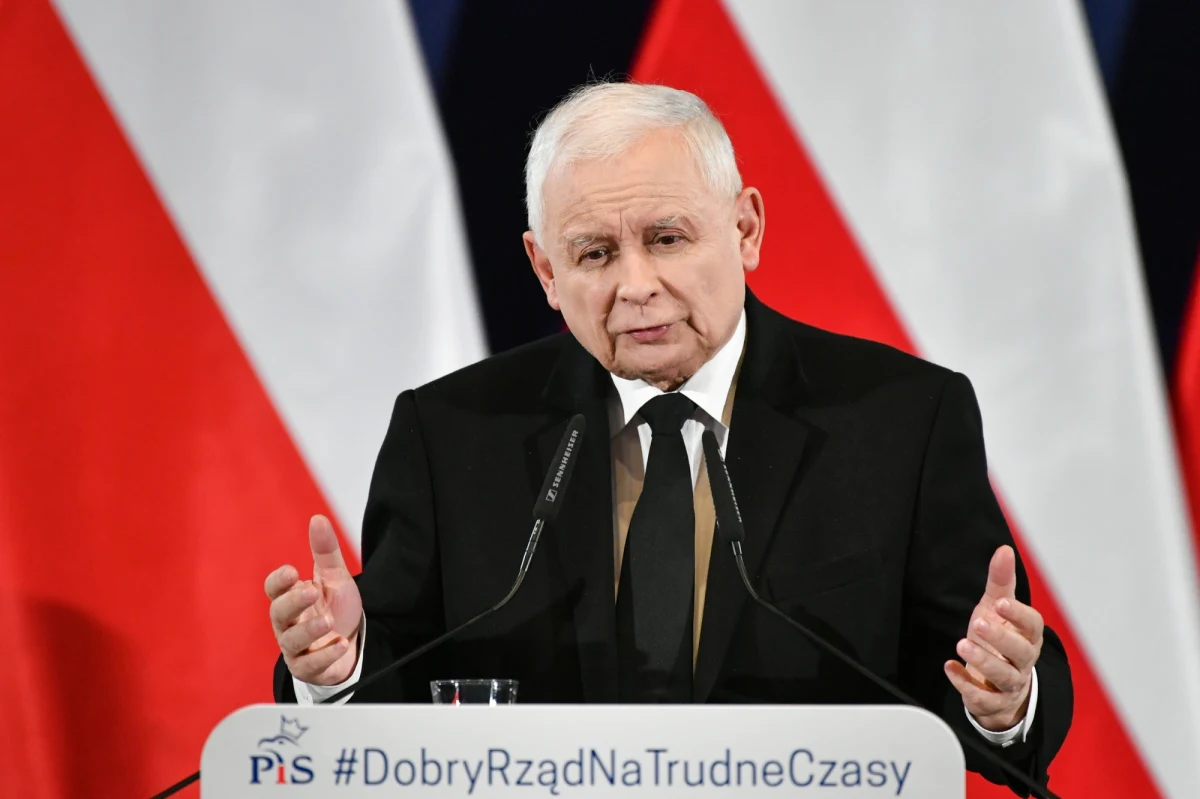Jarosław Kaczyński wyszedł ze szpitala. Jak informuje Fakt.pl, prezes PiS po godz. 12 o kulach opuścił placówkę przy ul. Saszerów w Warszawie. Przed szpitalem, czekali na niego ochroniarze, którzy odwieźli go do domu.