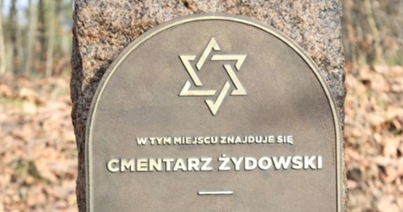 Nadleśnictwo Tuszyma na Podkarpaciu uporządkowało teren cmentarza żydowskiego, który istniał do czasu II wojny światowej, podczas której zniszczone zostały wszystkie nagrobki. Nekropolia znajduje się w lesie w Rzochowie, wsi obecnie będącą częścią Mielca.
