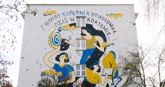 Mural przedstawiający Kopernika, jako studenta olsztyńskiego uniwersytetu powstał na ścianie domu studenckiego w miasteczku akademickim Kortowo - podała uczelnia podkreślając, że Kopernik żył i pracował m.in. w dawnym Olsztynie.