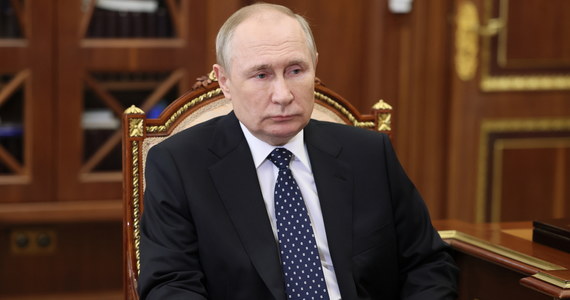 Prezydent Rosji Władimir Putin polecił ministrowi obrony Federacji Rosyjskiej Siergiejowi Szojgu wprowadzenie bożonarodzeniowego zawieszenia broni na całej linii frontu w Ukrainie. Walki mają zostać przerwane w piątkowe południe, a zawieszenie broni powinno obowiązywać do godziny 24:00 7 stycznia. Do oświadczenia odniósł się doradca prezydenta Ukrainy Mychajło Podolak, który stwierdził, że "tymczasowy rozejm" będzie możliwy tylko wtedy, kiedy Rosja opuści okupowane terytoria.