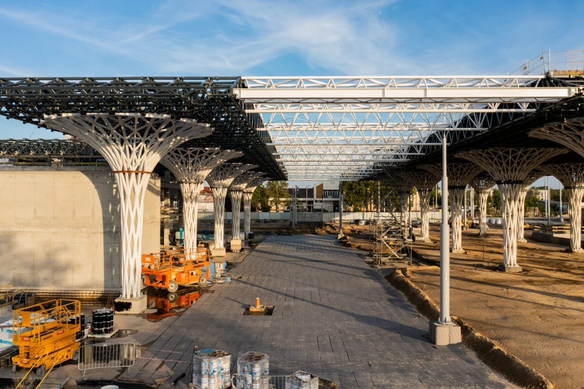 ​Wreszcie jest chętny do wykonania arcytrudnego zadania "przegłębienia" w płycie fundamentowej Dworca Metropolitalnego w Lublinie. Niestety przez błąd projektantów nie wykonano go, przez co niemożliwe jest zainstalowanie ruchomych schodów.