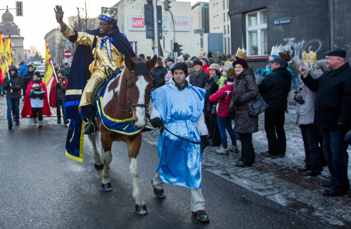 Po dwuletniej pandemicznej przerwie na katowickie ulice powróci w piątek orszak trzech króli. Pochód rozpocznie się i zakończy przy miejscowej archikatedrze, przechodząc ulicami Powstańców, Lompy, Jagiellońską i, Wita Stwosza. Tam można spodziewać się czasowego wstrzymania ruchu.