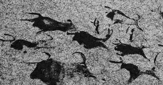 Ben Bacon rozwiązuje tajemnice znaków, które 20 tysięcy lat temu pojawiały się w jaskiniach przy malowidłach zwierząt - to sekwencje pozornie przypadkowych kropek i kresek. 