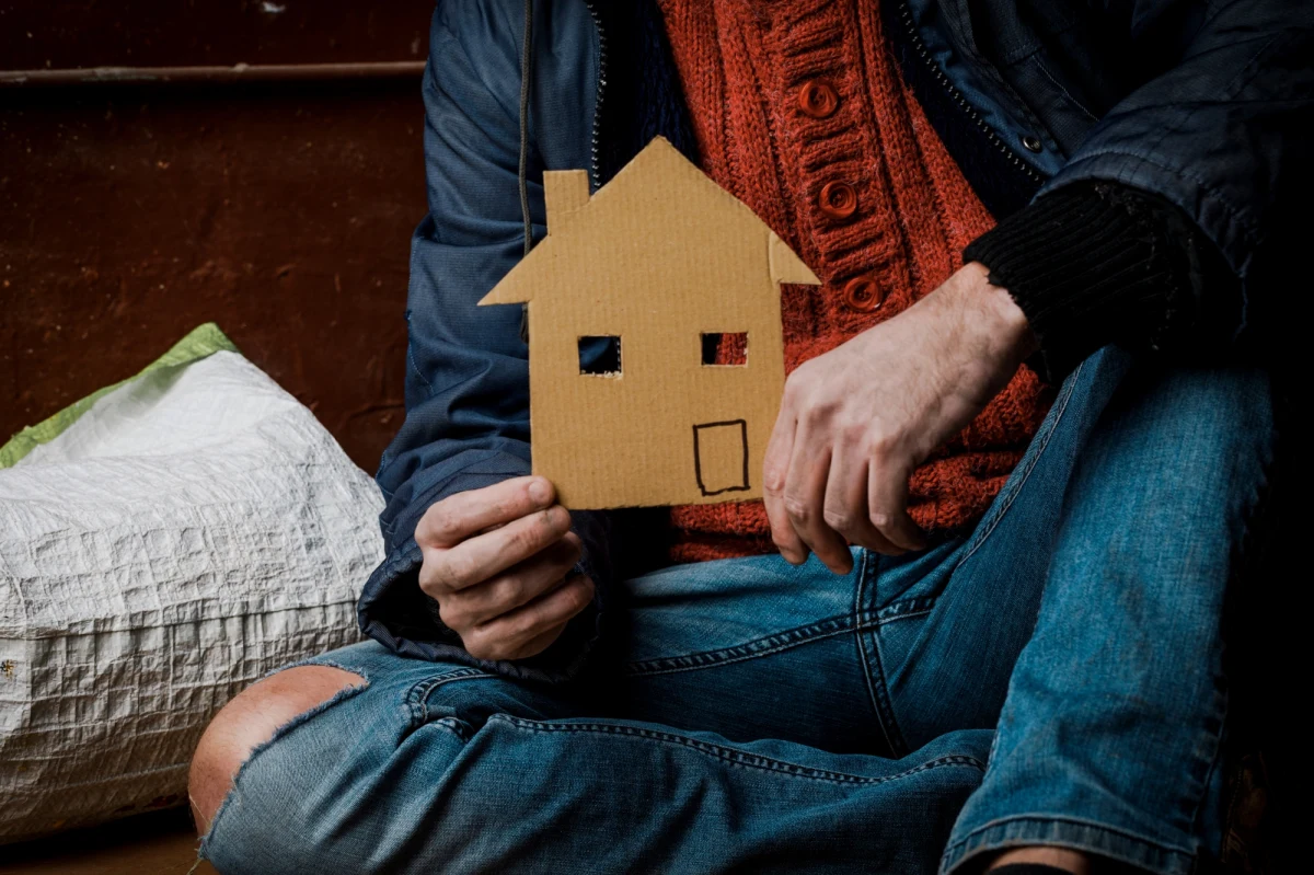 Osoby bezdomne w Poznaniu mogą skorzystać z awaryjnych miejsc schronienia - jednego z 15 namiotów termicznych - poinformował poznański magistrat. Stawianie namiotów to pomysł stowarzyszenia Zupa na Głównym, zakup sprzętu wsparło miasto.