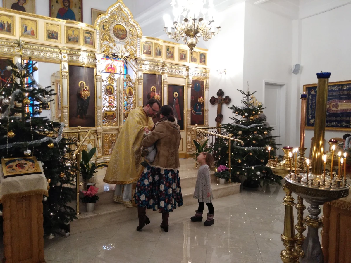 W ubiegłych latach w okresie noworocznym wielu turystów zza wschodniej granicy, głównie Rosjan, spędzało prawosławne święta Narodzenia Pańskiego pod Tatrami. W tym roku nie ma ich w ogóle, ale tradycyjne świąteczne nabożeństwa według liturgii prawosławnej odbędą się w Zakopanem dla Ukraińców.