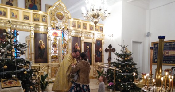 W ubiegłych latach w okresie noworocznym wielu turystów zza wschodniej granicy, głównie Rosjan, spędzało prawosławne święta Narodzenia Pańskiego pod Tatrami. W tym roku nie ma ich w ogóle, ale tradycyjne świąteczne nabożeństwa według liturgii prawosławnej odbędą się w Zakopanem dla Ukraińców.