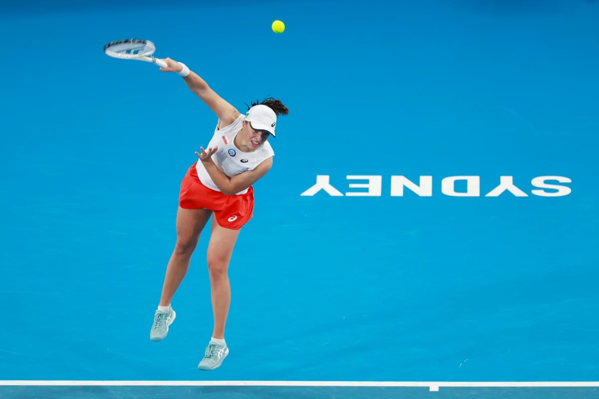 Polska przegrywa z USA 0:2 po dwóch pojedynkach półfinałowego meczu tenisowego turnieju drużyn mieszanych United Cup w Australii. Iga Świątek przegrała z Jessicą Pegulą 2:6, 2:6, a Kacper Żuk z Francesem Tiafoe 3:6, 3:6.