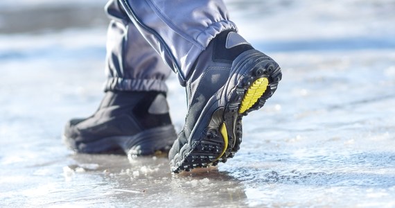 Instytut Meteorologii i Gospodarki Wodnej wydał ostrzeżenie przed marznącymi opadami powodującymi gołoledź. Ślisko będzie na drogach i chodnikach w całym województwie pomorskim.