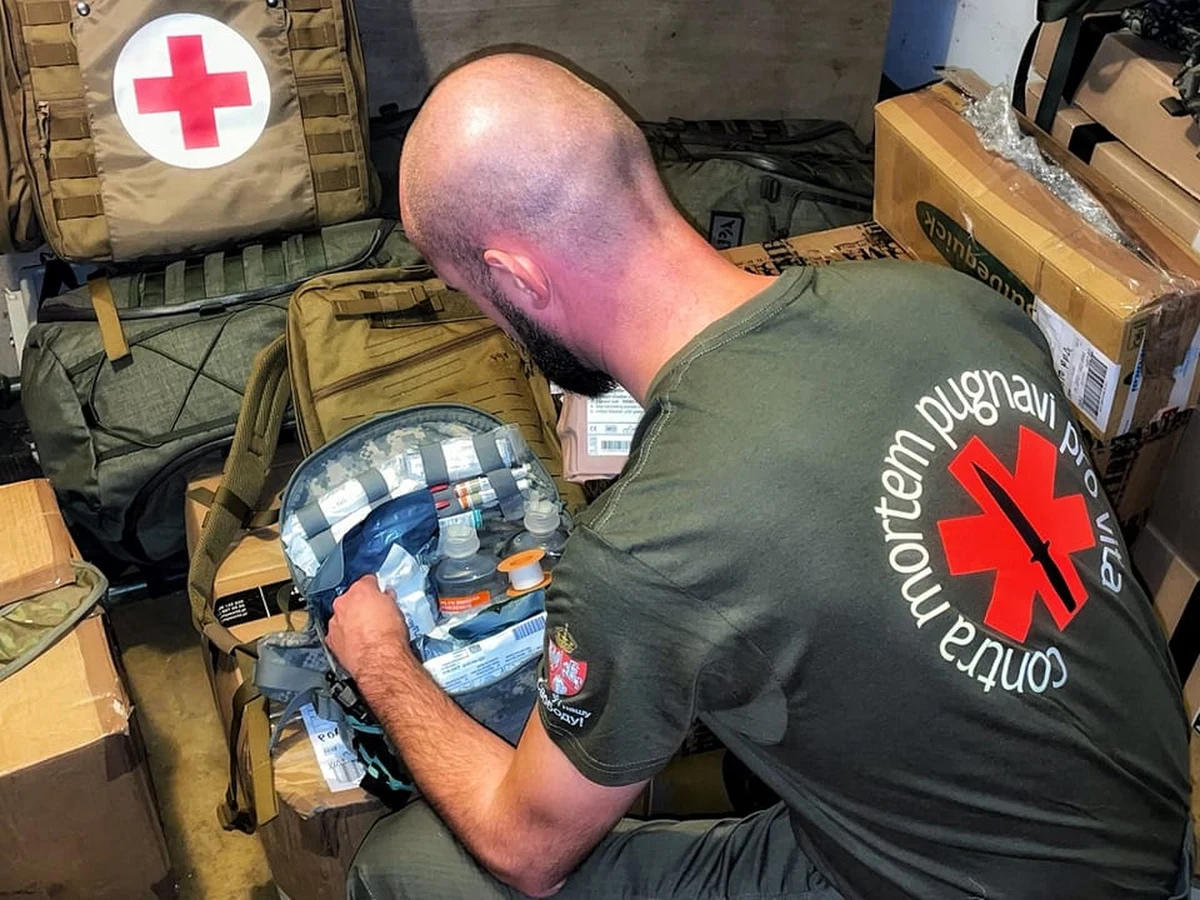 "Krew jest jak piasek w klepsydrze - jej utrata odmierza koniec życia" - piszą o swoich działaniach polscy medycy z zespołu ochotników "W Międzyczasie", który wyruszył na ukraiński front, by nieść pomoc rannym żołnierzom. Ratownicy, by ocalić poszkodowanych, docierają do miejsc, w których toczą się najbardziej krwawe walki. Ich głównym zadaniem jest transport rannych do tzw. punktu stabilizacji, gdzie rozpoczyna się drugi etap walki o życie pacjenta. Do dyspozycji nie mają nowoczesnych ambulansów, ale terenówki, którymi muszą pokonywać bezdroża - pola, łąki, lasy czy błotniste trakty, rozjeżdżone przez ciężki sprzęt. Szef polskiego zespołu medyków, specjalnie dla RMF FM, opowiedział o specyfice pracy na froncie.