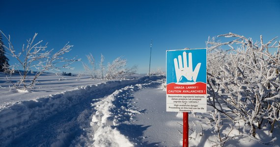 Mimo przewidywanych opadów śniegu w Tatrach w długi weekend będą bardzo trudne warunki do uprawiania turystyki pieszej. Za to na naśnieżanych stokach w obszarach podgórskich śnieg powinien się utrzymać - powiedział rzecznik IMGW Grzegorz Walijewski.