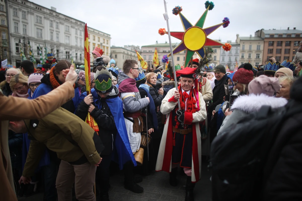 W południe przed sceną na Rynku Głównym w Krakowie spotkały się królewskie orszaki, które zmierzały do centrum z trzech stron miasta. Reprezentujący je królowie oddali przy żłóbku na scenie hołd, następnie rozpoczęło się wspólne kolędowanie.