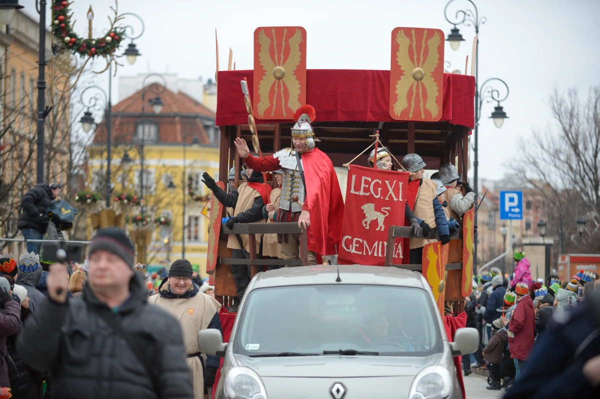 Pod hasłem "Niechaj prowadzi nas gwiazda!" wyruszył Traktem Królewskim - z placu Zamkowego w Warszawie na plac Piłsudskiego - "Orszak Trzech Króli". Podobne pochody przejdą ulicami 800 miejscowości w kraju i poza granicami Polski.