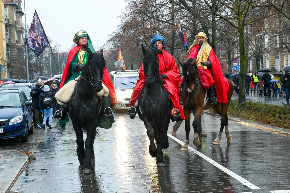 Całe rodziny wzięły udział w szczecińskim Orszaku Trzech Króli. Tegoroczny przemarsz odbywał się pod hasłem "Niechaj prowadzi nas gwiazda".