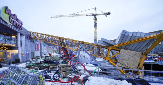 Pracownica sklepu nie żyje, a dwie osoby są lekko ranne po tym, jak 60-metrowy dźwig budowlany runął na centrum handlowe w Melhus pod Trondheim w Norwegii. Do katastrofy doszło w piątek rano.