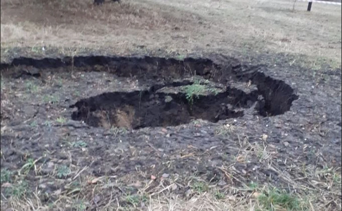 W małopolskiej Trzebini po raz kolejny zapadła się ziemia. Strażacy uspokajają, że zapadlisko nie zagraża budynkom mieszkalnym.