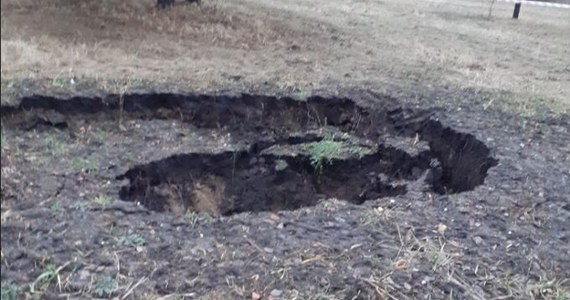 W małopolskiej Trzebini po raz kolejny zapadła się ziemia. Strażacy uspokajają, że zapadlisko nie zagraża budynkom mieszkalnym.