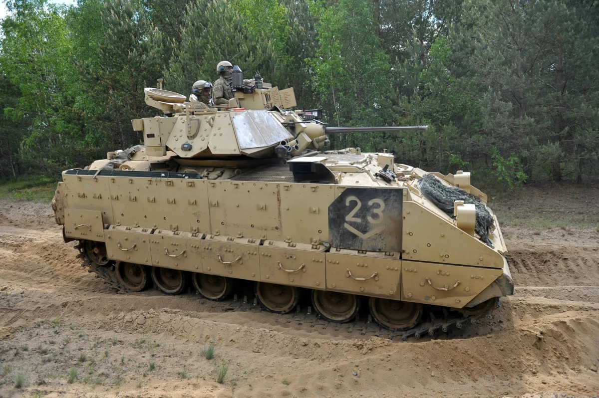 Biały Dom potwierdził w piątek oficjalnie pakiet wsparcia wojskowego dla Ukrainy o wartości 3 miliardów dolarów, a także 682 milionów dol. na wzmocnienie obrony państw wschodniej flanki NATO. W największym dotąd pakiecie znajdą się m.in. bojowe wozy piechoty Bradley, haubice samobieżne i rakiety obrony powietrznej.