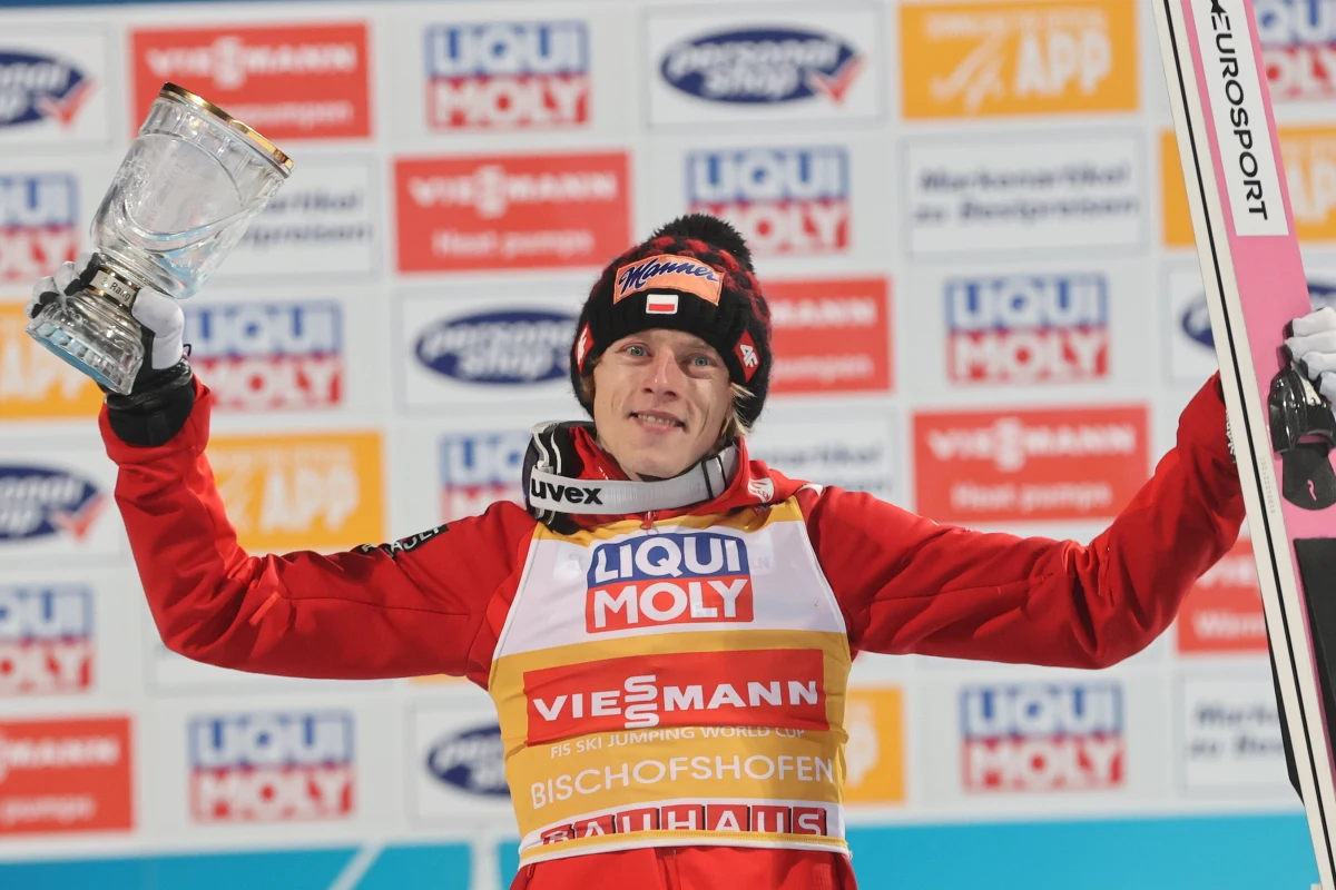 Dawid Kubacki wywalczył drugie miejsce w Turnieju Czterech Skoczni. W dniu finałowych zawodów w Bischofshofen na świat przyszła jego druga córka, Maja. "Dedykuję ten sukces żonie i córce. Dziękuję im za to, że były dzielne" - powiedział nasz skoczek na antenie Eurosportu.