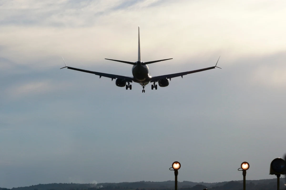 ​Po informacji o zagrożeniu bombowym samolot obsługujący lot krajowy przewoźnika Jetstar musiał awaryjnie lądować w sobotę rano na międzynarodowym lotnisku Chubu Centrair w centralnej Japonii.