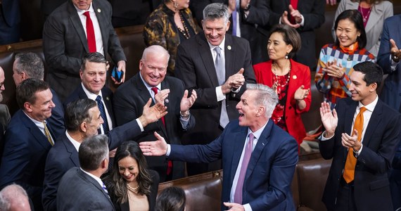 Przywódca republikanów w Izbie Reprezentantów Kevin McCarthy został wybrany przewodniczącym Izby Reprezentantów w 15. rundzie głosowań. McCarthy poszedł na ustępstwa m.in. w sprawie cięć budżetowych, a także reform osłabiających pozycję spikera i wzmacniających wpływy skrajnego skrzydła partii.