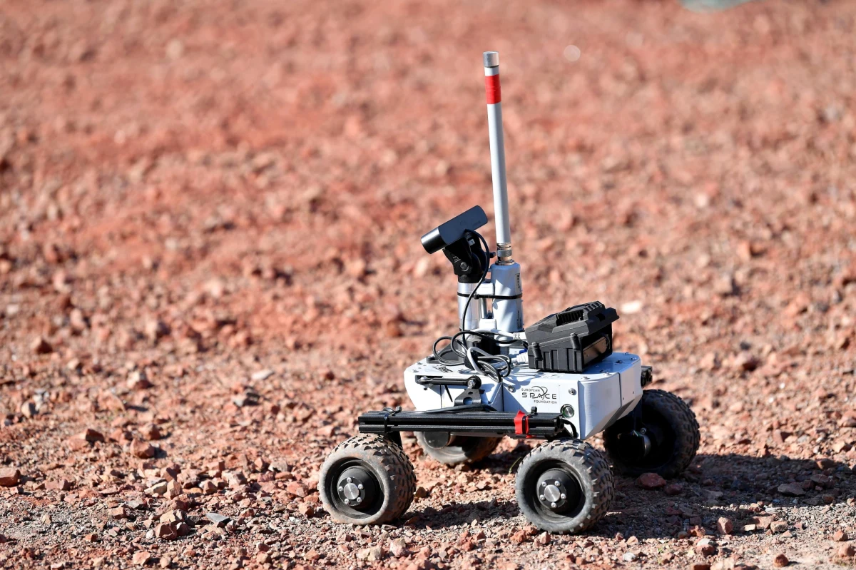 "Przez 10 lat naszego członkostwa w Europejskiej Agencji Kosmicznej (ESA) w Polsce rozwinęło się wiele firm, które działają z powodzeniem w sektorze kosmicznym" - mówi RMF FM Paweł Wojtkiewicz, prezes Związku Pracodawców Sektora Kosmicznego oraz dyrektor ds. sektora kosmicznego w firmie GMV. Związek gromadzi około 70 firm, które mają produkty i usługi w tym sektorze, mają relacje z ESA i realizują dla niej kontrakty. 80-90 proc. środków, które Polska wpłaca do ESA, wraca do naszych firm i instytutów badawczych, w postaci kontraktów, które pomagają rozwijać nowe technologie. "Mimo zwiększenia puli tych środków w budżecie na kolejne 3 lata, pieniędzy wciąż jest za mało, w kraju możemy się spodziewać bardzo silnej konkurencji" – zapowiada Wojtkiewicz. 