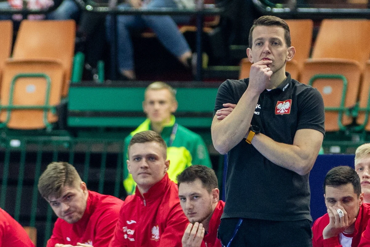 20 zawodników znalazło się w reprezentacji Polski na rozpoczynające się w środę mistrzostwa świata. Skład ogłosił trener Patryk Rombel. Wczoraj jego zespół wygrał z Belgią 29:18 w ostatnim meczu rozgrywanego w Katowicach Turnieju Noworocznego.