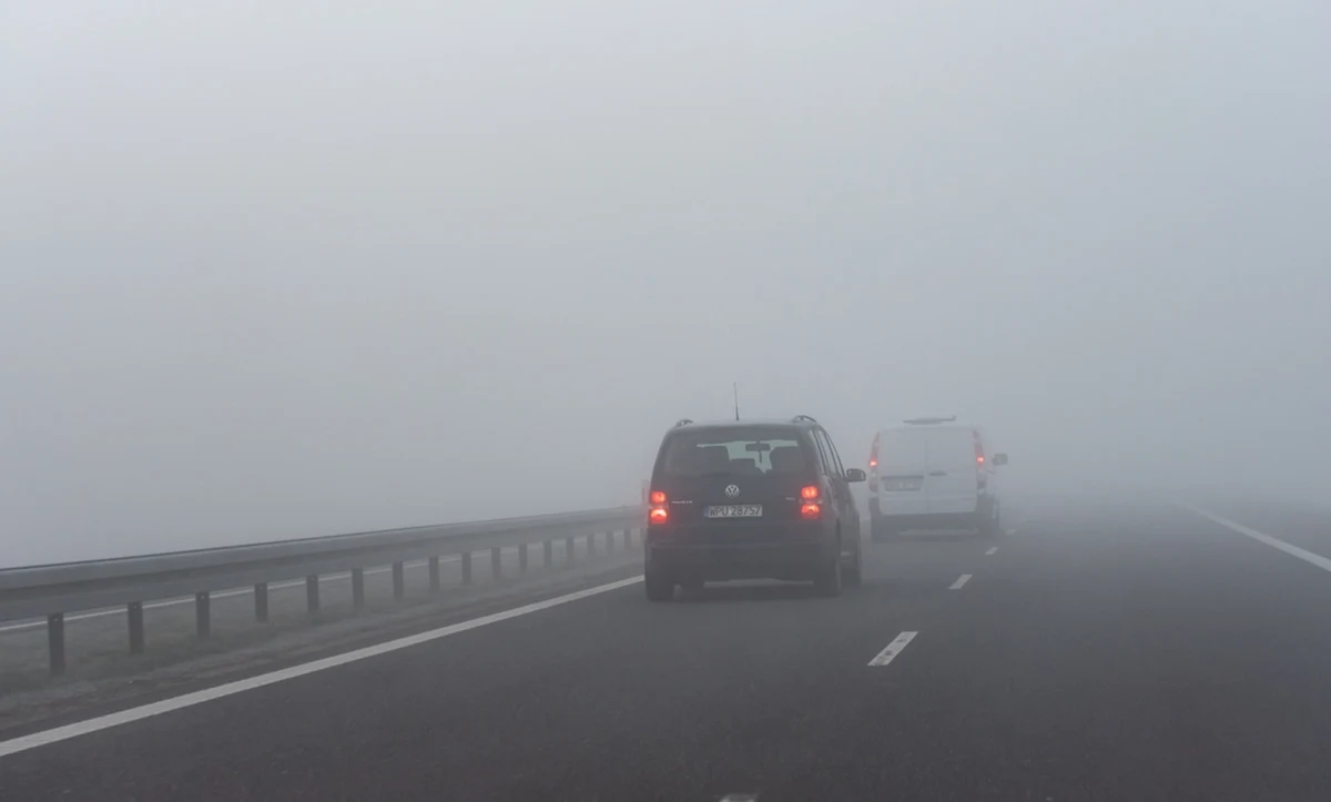 Kierowcy powinni być czujni. Weekend w Wielkopolsce zapowiada się mglisto. Instytut Meteorologii i Gospodarki Wodnej ostrzega przed trudnymi warunkami jazdy zarówno dziś wieczorem, jak i jutro w ciągu dnia.