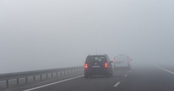 Kierowcy powinni być czujni. Weekend w Wielkopolsce zapowiada się mglisto. Instytut Meteorologii i Gospodarki Wodnej ostrzega przed trudnymi warunkami jazdy zarówno dziś wieczorem, jak i jutro w ciągu dnia.