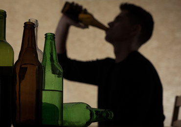 Alkohol ich relaksuje i dodaje pewności siebie. Raport o warszawskich uczniach 