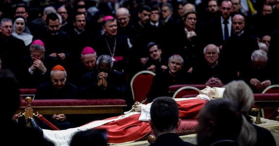 Od godziny 9 w niedzielę będzie można zejść do Grot Watykańskich i zobaczyć grób emerytowanego papieża Benedykta XVI - poinformował Watykan.