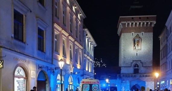 W sobotni wieczór doszło do napadu na sklep jubilerski, który znajduje się w ścisłym centrum Krakowa, przy ul. Floriańskiej. Złodzieja poszukuje policja. 