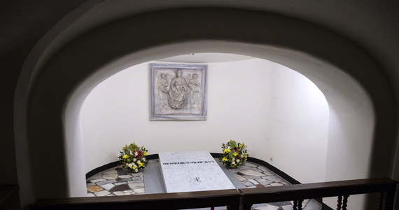 Od niedzielnego poranka dostępny dla pielgrzymów i turystów jest grób emerytowanego papieża Benedykta XVI, którego pogrzeb odbył 5 stycznia. 