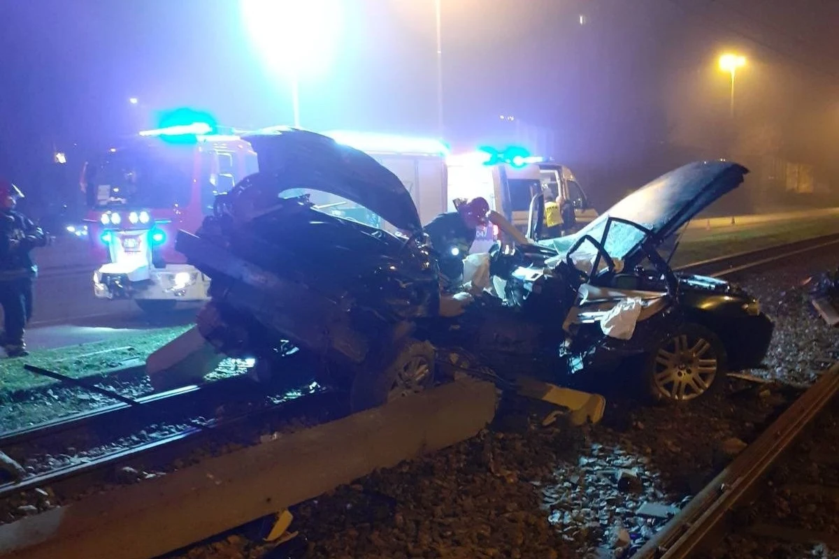 Tragiczny wypadek w Łodzi. 21-letni kierowca bmw stracił panowanie nad samochodem i uderzył w betonowy słup trakcyjny. Na miejscu zginęła 22-letnia pasażerka. Okoliczności wypadku wyjaśnia policja pod nadzorem prokuratury. 