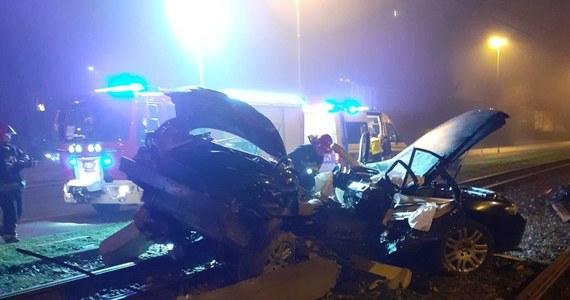 Tragiczny wypadek w Łodzi. 21-letni kierowca bmw stracił panowanie nad samochodem i uderzył w betonowy słup trakcyjny. Na miejscu zginęła 22-letnia pasażerka. Okoliczności wypadku wyjaśnia policja pod nadzorem prokuratury. 