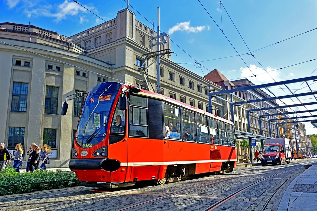 Poważne utrudnienia dla pasażerów podróżujących tramwajami na trasie Katowice-Chorzów-Bytom. Wszystko z powodu przebudowy i remontu trasy w Katowicach i Chorzowie. Część zmian wprowadzono już wczoraj, kolejne zaczynają obowiązywać od dziś.