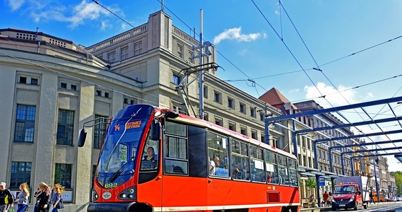 Poważne utrudnienia dla pasażerów podróżujących tramwajami na trasie Katowice-Chorzów-Bytom. Wszystko z powodu przebudowy i remontu trasy w Katowicach i Chorzowie. Część zmian wprowadzono już wczoraj, kolejne zaczynają obowiązywać od dziś.