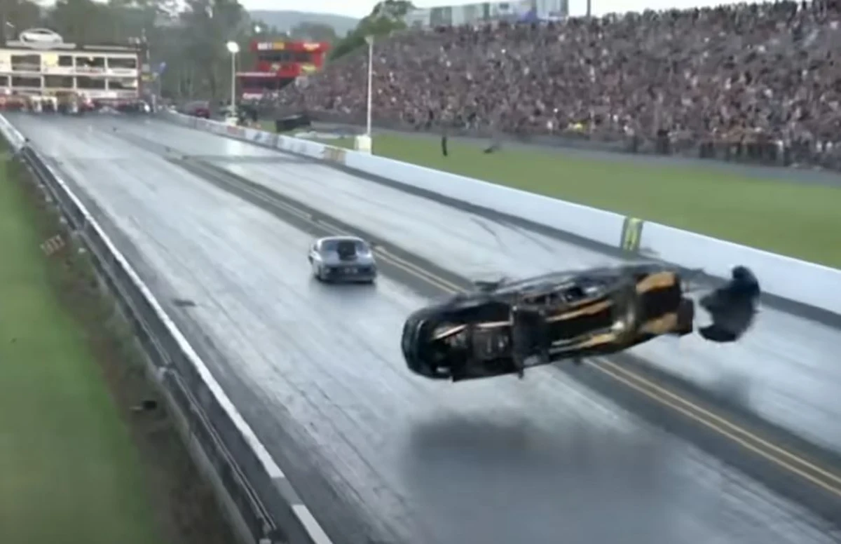 Startujący w wyścigach równoległych Sam Fenech zginął w sobotę wieczorem (czasu miejscowego) na torze w pobliżu australijskiego Brisbane. Jego chevrolet camaro przebił barierę ochronną i roztrzaskał się przy prędkości 320 km/h.