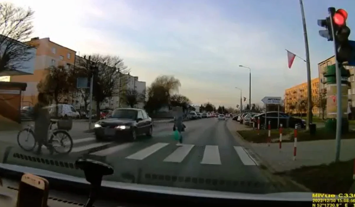 23-letni kierowca w Środzie Wielkopolskiej wjechał na pasy, gdy przechodzili po nim piesi mający zielone światło. Groźną sytuację zarejestrowała kamera z innego auta. "Że nie doszło do wypadku, można traktować w kategorii cudu" – informują policjanci. 