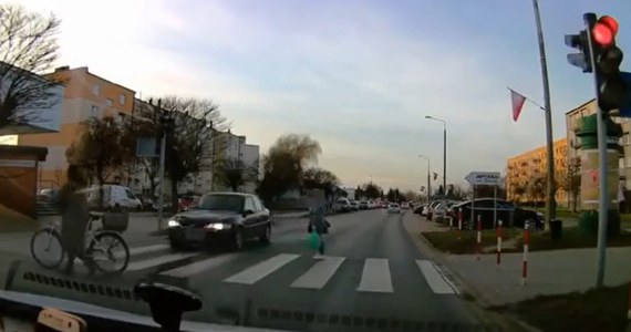 23-letni kierowca w Środzie Wielkopolskiej wjechał na pasy, gdy przechodzili po nim piesi mający zielone światło. Groźną sytuację zarejestrowała kamera z innego auta. "Że nie doszło do wypadku, można traktować w kategorii cudu" – informują policjanci. 