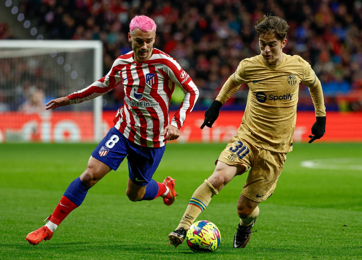 Barcelona, bez zawieszonego za niesportowe zachowanie Roberta Lewandowskiego, wygrała w Madrycie z Atletico 1:0 w 16. kolejce piłkarskiej ekstraklasy Hiszpanii. "Duma Katalonii" prowadzi w tabeli z dorobkiem 41 punktów, o trzy mniej ma wicelider - Real Madryt.