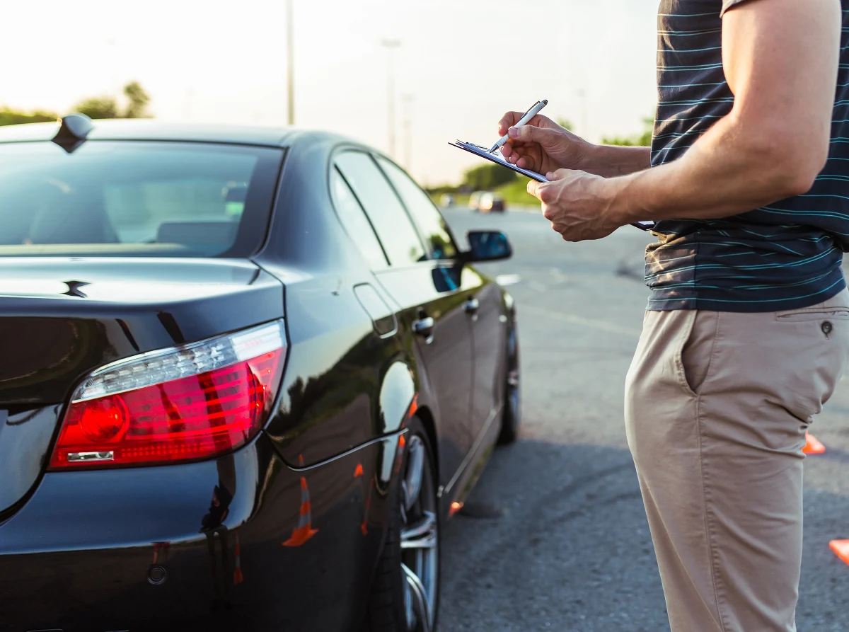 Wzrosną stawki za tzw. kilometrówki, czyli zwrot kosztów używania do celów służbowych pojazdów niebędących własnością pracodawcy - poinformował rzecznik prasowy Ministerstwa Infrastruktury Szymon Huptyś. Rozporządzenie w tej sprawie wejdzie w życie 17 stycznia tego roku.