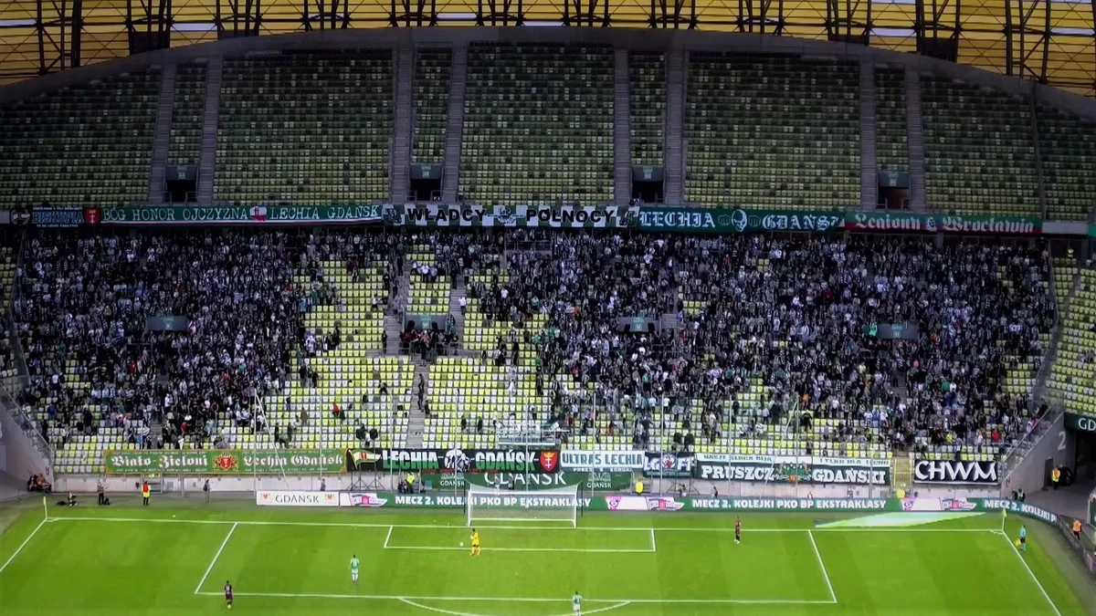 Policjanci zatrzymali 36 chuliganów, którzy brali udział w bójce i uszkodzeniu mienia podczas lipcowego meczu Lechii Gdańsk z macedońską Akademiją Pandev. Według śledczych sprawa jest rozwojowa.