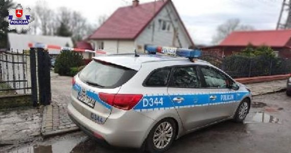 Policjanci użyli broni podczas interwencji wobec 52-latka z Lubyczy Królewskiej na Lubelszczyźnie. Mężczyzna z obrażeniami nóg trafił do szpitala.

