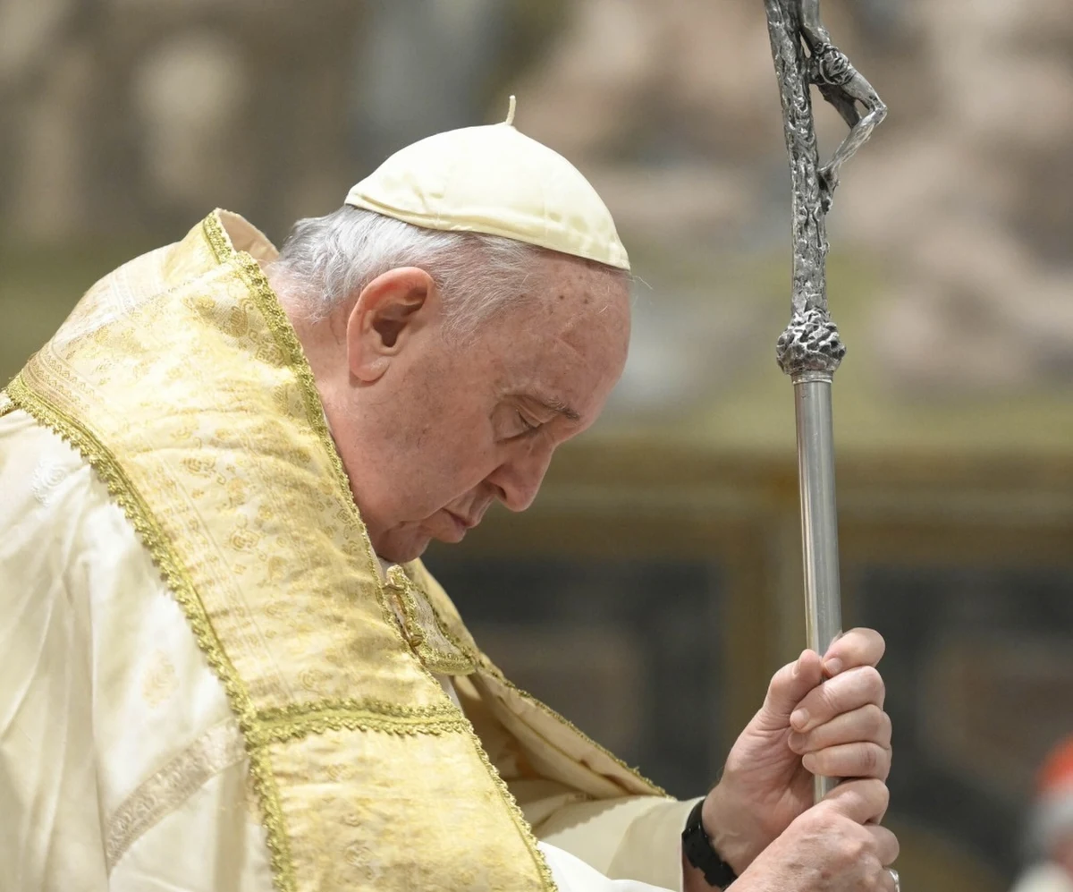 ​Papież Franciszek zaapelował w poniedziałek o natychmiastowe zakończenie wojny na Ukrainie i nazwał ją "bezsensownym konfliktem". W przemówieniu podczas noworocznego spotkania z korpusem dyplomatycznym mówił, że trwa trzecia wojna światowa.