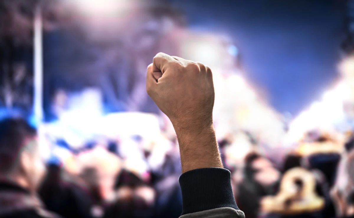 Pudłami z testami na koronawirusa, a także m.in. krzesłami rzucali w kierunku policjantów protestujący pracownicy chińskiej fabryki testów na Covid-19. Tłum krzyczał "oddajcie nam nasze pieniądze".