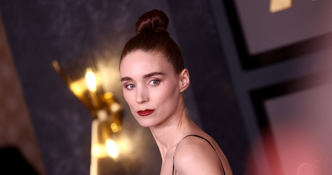 Rooney Mara, gwiazda filmów "Ona", "Zaułek koszmarów" i "Women Talking", w najnowszym wywiadzie zdradziła, że niewiele brakowało, a dziś nie byłaby aktorką. Zmianę zawodu zaczęła rozważać po występie w zmiażdżonym przez krytyków remake'u "Koszmaru z ulicy Wiązów". "Kręcenie tego filmu nie było najlepszym doświadczeniem" - stwierdziła Mara. Zaledwie rok później aktorka zagrała główną rolę w thrillerze "Dziewczyna z tatuażem" i z miejsca trafiła do pierwszej ligi Hollywood.