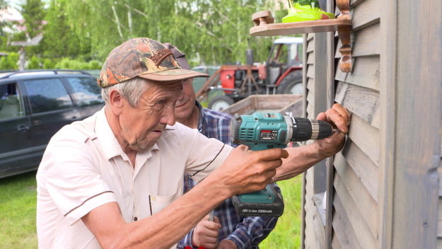 Pochodzą z małych wsi i miasteczek. Pracują dorywczo, mają niewielkie perspektywy i nie są zbyt zamożni, mimo to z niezachwianą wiarą poszukują partnerek na całe życie. Poszukiwania kandydatek na żony owiane są dyskrecją. W końcu żaden z nich nie chciałby narazić się na śmieszność czy drwiny. W miarę swoich możliwości próbują znaleźć sposób, aby zaimponować dziewczynom, które wolałyby życie w mieście. W poszukiwaniach tej jedynej odwiedzają dyskoteki, organizują ogniska, a nawet korzystają z portali randkowych i biur matrymonialnych. Czy ich marzenia mają szansę się spełnić?