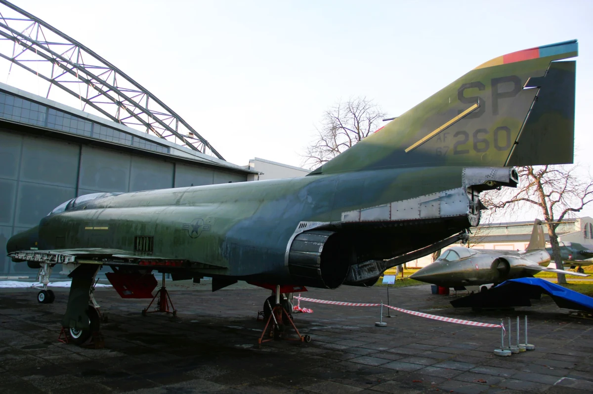 Muzeum Lotnictwa Polskiego w Krakowie pozyskało nowy eksponat -  samolot bojowy typu „Phantom” F-4E II. Przekazano go w ramach depozytu z National Museum of the United States Air Force. Uroczysta prezentacja maszyny na ekspozycji zapowiadana jest na wiosnę. My mamy już zdjęcia. 