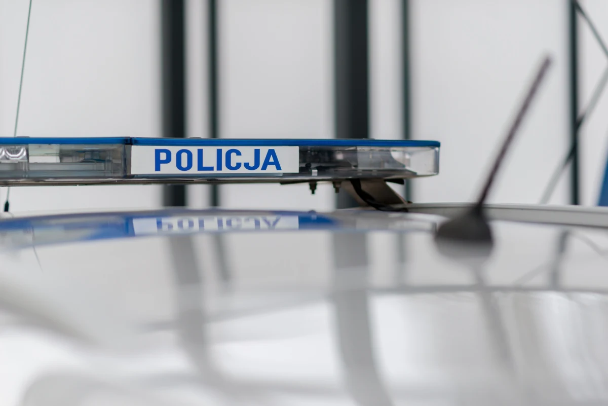 Kobieta i mężczyzna, którzy w ubiegłym tygodniu zostali potrąceni przez dwa auta na trasie ekspresowej S5 niedaleko Kościana (woj. wielkopolskie), zmarli w wyniku obrażeń wielonarządowych. "W momencie potrącenia para leżała na jezdni" - przekazała prokuratura. Wcześniej oboje wysiedli z samochodu znajomego po awanturze, do której doszło w aucie. 