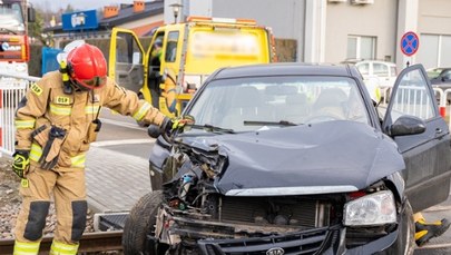 Zderzenie lokomotywy z osobówką na przejeździe kolejowym w Przysiekach